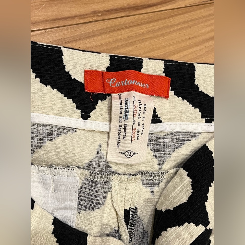 Cartonnier Black and White Patterned Women’s Shorts - Picture 3 of 9